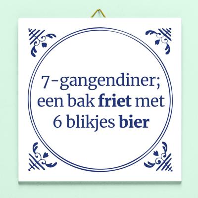 Tegeltje 7-gangendiner, een bak friet met 6 blikjes bier