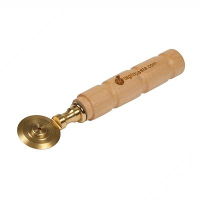 Messing pasta snijder met een enkel glad blad van 38 mm diameter. Grijp van esdoorn
