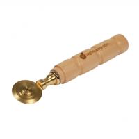 Messing pasta snijder met een enkel glad blad van 38 mm diameter. Grijp van esdoorn