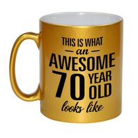 Gouden Awesome 70 year cadeau mok / verjaardag beker 330 ml - feest mokken - thumbnail