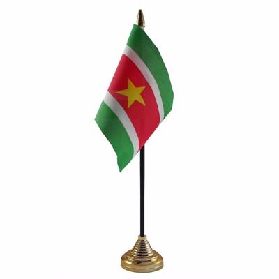 Vlag Suriname tafelvlaggetje - 10 x 15 cm - met gouden standaard - Hoogte 27 cm Vlag Suriname tafelvlaggetje - 10 x 15 cm - met gouden standaard - Hoogte 27 cm