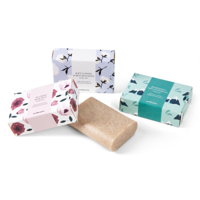 Cadeauset met gepersonaliseerd gastenhanddoekje en 3 zepen Cadeauset met gepersonaliseerd gastenhanddoekje en 3 zepen