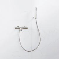 Fortifura Calvi Thermostatische badkraan met staafhanddouche, handdouchehouder en gladde doucheslang Geborsteld RVS PVD (RVS) SW496812/SW720566/SW720222/SW728177