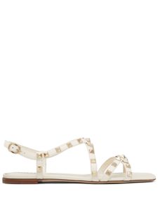 Valentino Garavani sandales plates en cuir à ornements Rockstud - Blanc