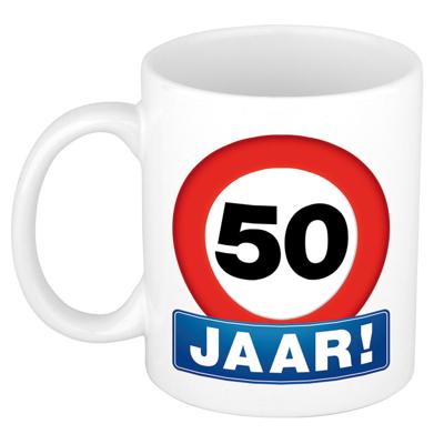 Verjaardag koffiemok - drink beker - thema 50 jaar - leeftijd verkeersbord - 300 ml - keramiek