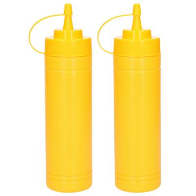 Doseerfles/sausfles - 2x stuks - kunststof - geel - met schenktuit - 500 ml - 23 cm