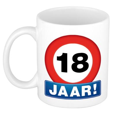 Verjaardag koffiemok - drink beker - thema 18 jaar - leeftijd verkeersbord - 300 ml - keramiek Verjaardag koffiemok - drink beker - thema 18 jaar - leeftijd verkeersbord - 300 ml - keramiek