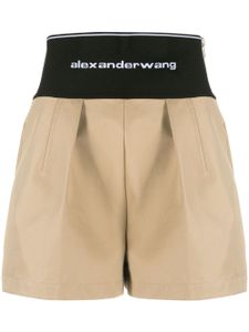 Alexander Wang logo-waist pleated shorts - Tons neutres