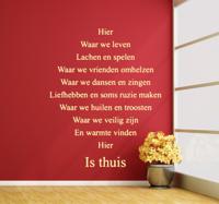 Muursticker tekst woonkamer hier is thuis