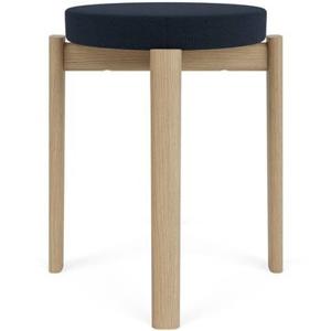 Audo Copenhagen Passage kruk H48 naturel eiken Vidar Dark Blue 0786