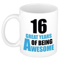 Verjaardag 16 jaar Koffiemok Cadeau - Great years of being awesome - wit/blauw