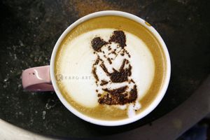 Karo-art Schilderij - Banksy, Kussende agenten, Latte Art , Beige bruin , 3 maten , Wanddecoratie