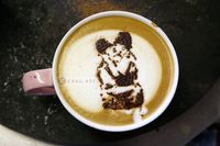 Karo-art Schilderij - Banksy, Kussende agenten, Latte Art , Beige bruin , 3 maten , Wanddecoratie - thumbnail