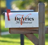 Brievenbus sticker met voorletter en familienaam