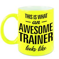 This is what an awesome trainer looks like - tekst cadeau koffie mok - beker - neon geel - 300 ml - - thumbnail