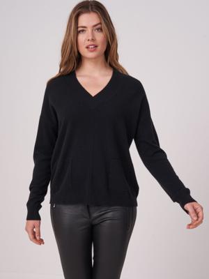 Trui met geribde V-hals en zakken van biologisch cashmere