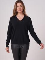 Trui met geribde V-hals en zakken van biologisch cashmere