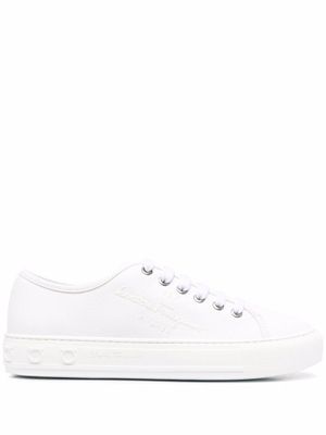 Ferragamo baskets à logo embossé - Blanc