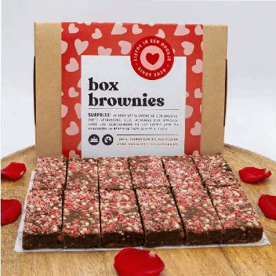 Love Bite Brownie - 12 Brownies Per Post - Brievenbus Pakket - Box Brownies - Hartjes Brownie - Traktatie Hartjes - Hart Onder De Riem Cadeau - Love