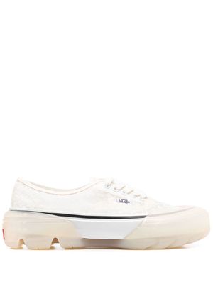 Vans baskets lacées à patch logo - Blanc