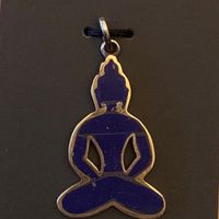 Hanger Boeddha in Meditatie Messing en Lapis Lazuli (4 x 3 cm)