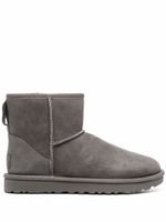 UGG bottines Classic Mini II en peau lainée - Gris